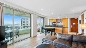 O bucătărie sau chicinetă la QV Central Upscale Apt in a Hotel Building-929