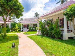 ein Haus mit einem Gehweg davor in der Unterkunft Tropical Nusa Residence in Koh Samui 