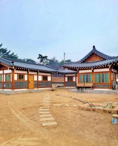 Hwangdoにある홍성군 편백나무 남당한옥の目の前に土場がある建物