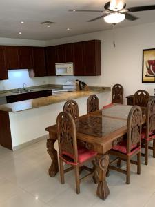 Dapur atau dapur kecil di Palmar Condominium 1C - Ocean front - Garden level