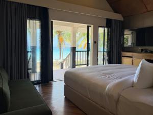 Un dormitorio con una cama y vista al mar. en Peridot By The Sea Redang, en Redang Island 51 fotos más