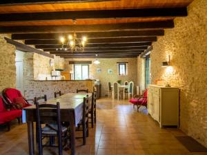 Posezení v ubytování Charmante maison en pierre au cœur du Périgord Noir avec jardin, cheminée et équipements pour bébé - FR-1-616-100