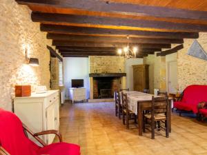 Posezení v ubytování Charmante maison en pierre au cœur du Périgord Noir avec jardin, cheminée et équipements pour bébé - FR-1-616-100