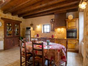 DaglanにあるMaison Périgourdine avec Cheminée et Wifi, Daglan - FR-1-616-75の部屋にテーブルと椅子のあるキッチン