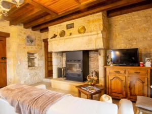 DaglanにあるMaison Périgourdine avec Cheminée et Wifi, Daglan - FR-1-616-75のリビングルーム(石造りの暖炉、テレビ付)