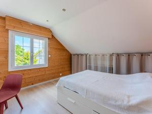a bedroom with a white bed and a window at Biscarrosse: Maison 5 chambres avec piscine privée - FR-1-521-258 in Biscarrosse