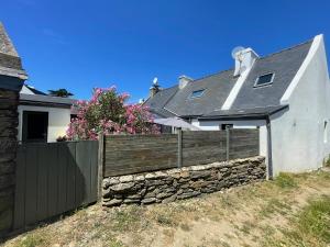 a wooden fence in front of a house at Chaleureuse Maison à Groix, 5 pers, 3 chambres - FR-1-813-31 in Groix