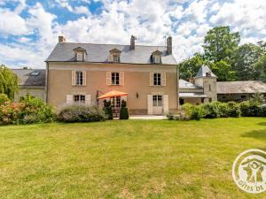 une maison ancienne avec une grande cour dans l'établissement Chambres d'hôtes spacieuses près de la Loire - FR-1-622-116, à La Menitré