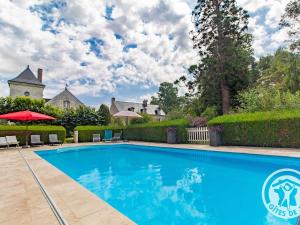 une piscine dans la cour d'une maison dans l'établissement Chambres d'hôtes spacieuses près de la Loire - FR-1-622-116, à La Menitré 28 autres photos