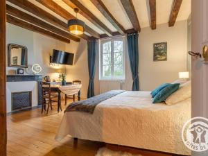 une chambre avec un lit et une salle à manger dans l'établissement Chambres d'hôtes élégantes proche Loire avec parc et piscine - FR-1-622-114, à La Menitré