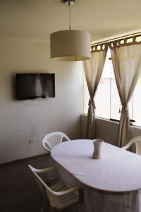 una mesa blanca y sillas en una habitación con TV en Furnished Aparments Arequipa, en Arequipa