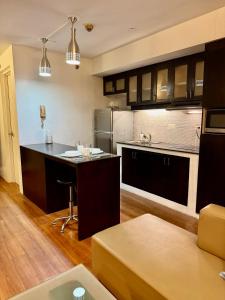 Η κουζίνα ή μικρή κουζίνα στο WestParc Cedar Cozy Apartment in the Heart of Alabang