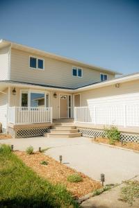 Φωτογραφία από το άλμπουμ του Hot-tub, Games Room, Walk-in Sauna, 7 BM, 15 mins to Waterton σε Mountain View