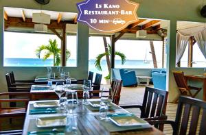 Restoran või mõni muu söögikoht majutusasutuses Piscine et Vue Mer - F2 Cosy - Anse à l'Âne, 3-Îlets - Plage 5 min