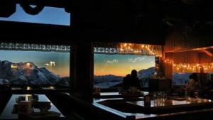 un ristorante con vista sulle montagne di Rifugio Orso Bruno a Commezzadura