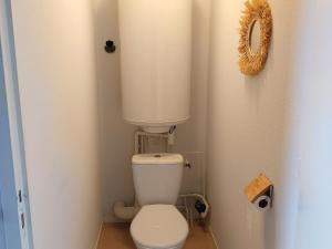 une salle de bain avec des toilettes blanches dans une chambre dans l'établissement Super Besse: Appartement 6 pers. lumineux avec balcon et cuisine équipée - FR-1-814-144, à Besse-et-Saint-Anastaise