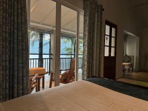 منتجعات ذا فارم في هاتون: غرفة نوم مع سرير وإطلالة على الشرفة +178 صورة