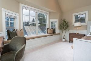 Χώρος καθιστικού στο Spacious Designer 3BR Victorian with AC & Hot Tub