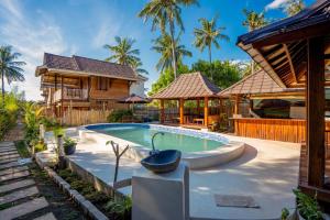 吉利阿尔Bollata Beach House的房子里的游泳池的图片