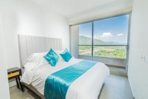 Ένα ή περισσότερα κρεβάτια σε δωμάτιο στο New luxury oceanfront apartment in the Colombian Caribbean, Floor 21 Santa Marta +24 φωτογραφίες