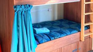 Una cama o camas en una habitación de Adventure Taupō Hostel 7 fotos más