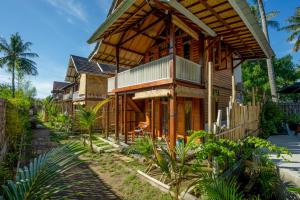 吉利阿尔Bollata Beach House的一间木房子,设有 ⁇ 盖屋顶