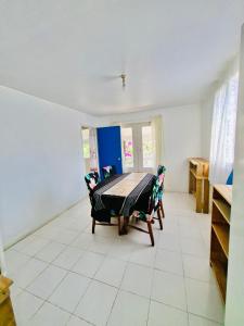 ein Esszimmer mit Tisch und Stühlen in der Unterkunft Nuku'alofa Town Cottage - Entire Place Upstairs Only in Nuku‘alofa + 17 Fotos