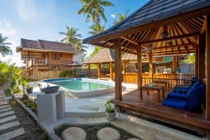 吉利阿尔Bollata Beach House的带游泳池和木制凉亭的房子