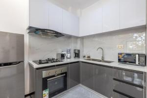 Η κουζίνα ή μικρή κουζίνα στο Nandwa Ivy By YourHost, Kileleshwa, Nairobi