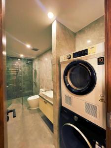 Ένα μπάνιο στο Eden Riverside Apartments