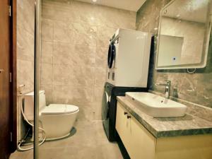 Ένα μπάνιο στο Eden Riverside Apartments