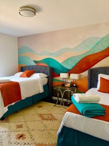 Ένα ή περισσότερα κρεβάτια σε δωμάτιο στο Rooms at the Cactus Blossom- Scottsdale +23 φωτογραφίες