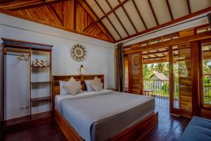 吉利阿尔Bollata Beach House的一间带床和阳台的卧室
