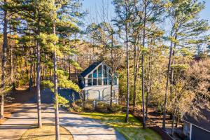 una vista aérea de una casa con árboles en Modern Treehouse with Views and Comfort, en Lake Hamilton