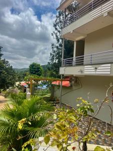 Lakshmi Flower Tech Resort في ييلاجيري: بلكونة منزل مطلة +90 صورة