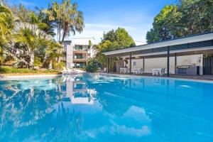 レインボー・ビーチにあるBaden 38 - Rainbow Shores. Pool. Walk to beachの家の中のプールの画像