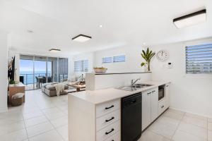Η κουζίνα ή μικρή κουζίνα στο Dwell 23, Oceanfront Apartment