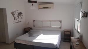 une chambre avec un lit et une fenêtre dans l'établissement La Ponderosa, à Veinticinco de Mayo