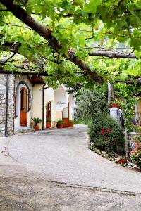 a building with a walkway leading to a driveway at Il Raduno in Tramonti