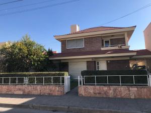 a house with a white fence in front of it at Casa Hanami, habitación doble excelente ubicación in Salta