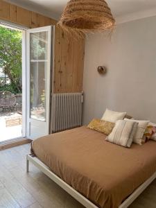 una camera da letto con un letto grande con aoit di Point de départ de randonnées pédestres ou vélo dans le Luberon ad Apt