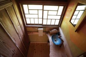 a bathroom with a blue sink and a window at 農ある暮らしの宿 古民家 天地 in Minamiizu +27 photos
