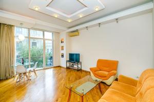 Μια τηλεόραση ή/και κέντρο ψυχαγωγίας στο Old Town Apartment by Baku Housing