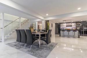 Η κουζίνα ή μικρή κουζίνα στο 芭提雅全新4卧别墅Pattaya Pacific Pool Villa