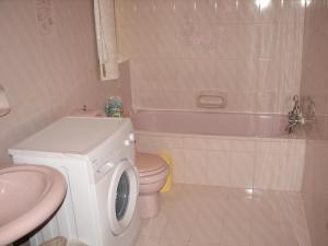 Ein Badezimmer in der Unterkunft SeaFront Apartment Marsascala