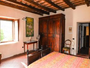 una camera da letto con un letto e un armadio in legno di Large apartment in a farmhouse a Modigliana Altre 30 foto