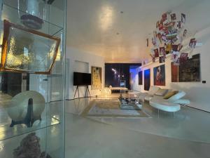 Телевизор и/или развлекательный центр в Penthouse Montecarlo style with lounge pool