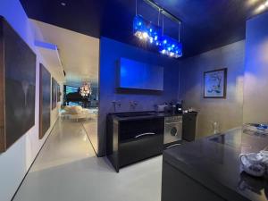 Кухня или мини-кухня в Penthouse Montecarlo style with lounge pool
