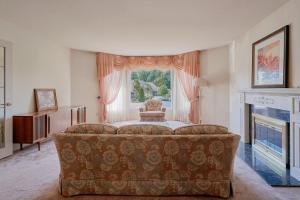 salon z kanapą i kominkiem w obiekcie Tsawwassen 3 Bedroom Ground Suite w mieście Delta