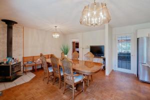 kuchnia i jadalnia ze stołem i lodówką w obiekcie Tsawwassen 3 Bedroom Ground Suite w mieście Delta +2 zdjęcia